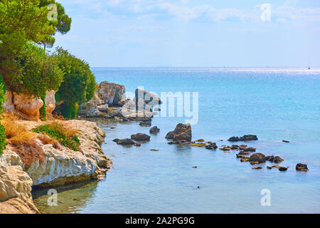 Strand an der Küste der Insel Ägina, Agia Marina, Saronische Inseln, Griechenland Stockfoto
