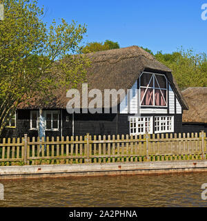 Reetgedeckte Hütte von Hickling Broad auf den Norfolk Broads, Großbritannien Stockfoto