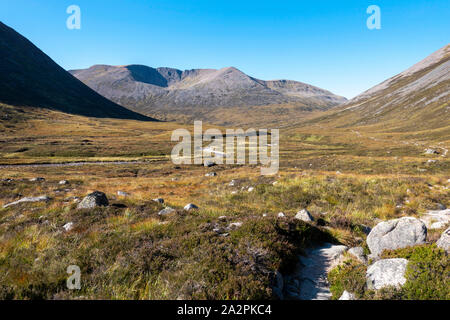 Lairig Ghru Route entlang, im Herzen des Cairngorms National Park Schottland, das zu den Teufeln Punkt Braeriach Ben Macdui und Engel Peak führt Stockfoto