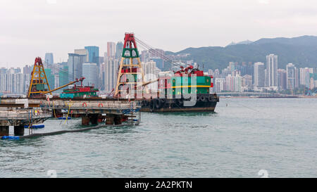 Big Bau kran bei Barge in Hongkong Stockfoto