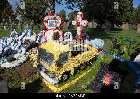 Eine deutlich gestaltete Grab mit einem floralen Ford Lkw im Vordergrund. Stockfoto