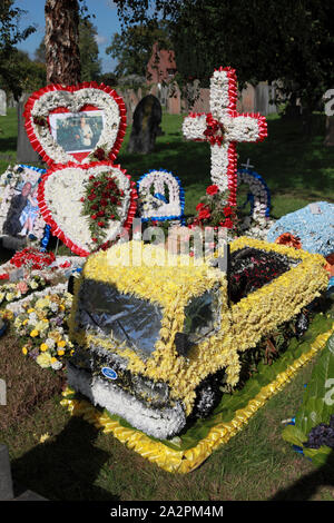 Eine deutlich gestaltete Grab mit einem floralen Ford Lkw im Vordergrund. Stockfoto