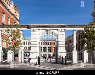 Besucher außerhalb der Exhibition Road Eingang des Victoria und Albert Museum in London. Stockfoto