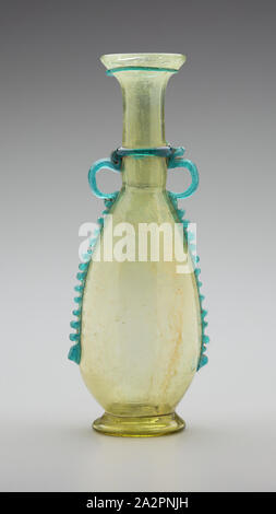 Roman, Flasche, 3./4. Jahrhundert n. Chr., Glas, 7 3/8 x 2 7/8 x 2 3/8 in. (18,7 x 7,3 x 6 cm Stockfoto