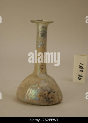 Roman, Flasche, 3./4. Jahrhundert n. Chr., Glas, H4 3/4 (12,1 cm) Durchm. 2 13/16" (7,1 cm Stockfoto