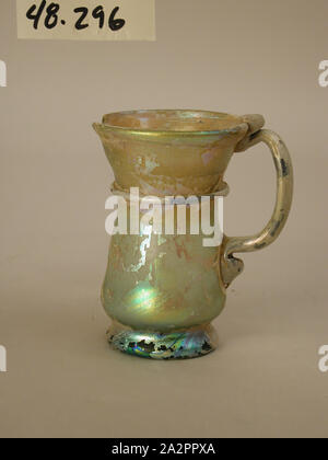 Roman, Becher, 4. und Anfang des 5. Jahrhunderts, Glas, H.3 3/8 x D. bei Rim 2 1/4 in Stockfoto