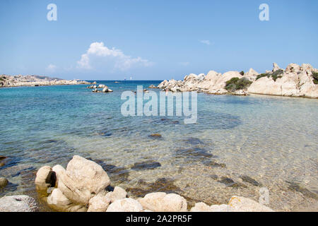 Idyllischer Strand der Baja Sardinia, Sardinien, Italien Stockfoto