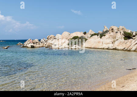 Idyllischer Strand der Baja Sardinia, Sardinien, Italien Stockfoto