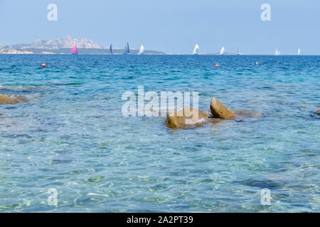 Idyllischer Strand der Baja Sardinia, Sardinien, Italien. Die wunderschöne Costa Smeralda. Stockfoto