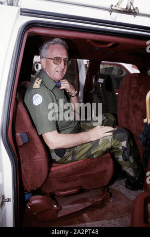 3. Juni 1993 während der Belagerung von Sarajevo: Ankunft am Flughafen von Sarajevo, allgemeine Lars-Erik Wahlgren, Schwedische Kommandant der UNPROFOR im ehemaligen Jugoslawien, auf der Rückseite eine gepanzerte Landrover. Stockfoto