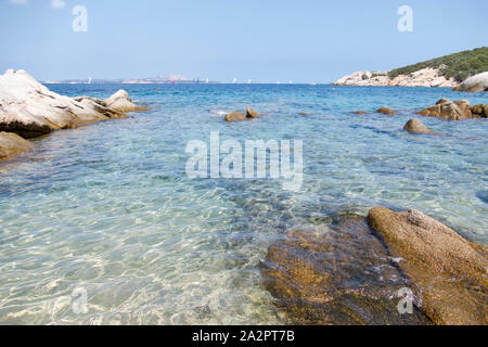 Idyllischer Strand der Baja Sardinia, Sardinien, Italien Stockfoto