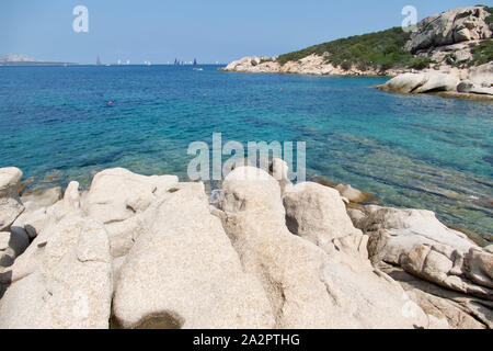 Idyllischer Strand der Baja Sardinia, Sardinien, Italien Stockfoto