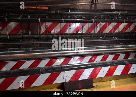 Gouverneur Andrew Cuomo Besuch des L Projekt tunnel Rehabilitation, New York, USA - 29 Sep 2019 - Neue kabel Regalsystem und neue Feuerbeständiges Kabel Stockfoto