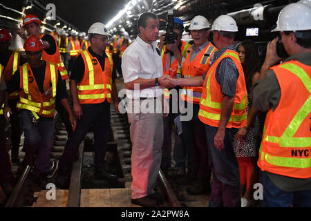 Gouverneur Andrew Cuomo Besuch des L Projekt tunnel Rehabilitation, New York, USA - 29 Sep 2019 - Gouverneur Cuomo und leitende MTA Führung Tour die Co Stockfoto