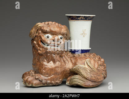Unbekannt (Chinesisch), Fu-Dog oder Lion Vase, 18. Jahrhundert, verglaste Hartporzellan mit mehrfarbigem Emaille und Vergoldung, Gesamt: 8 7/16 x 10 3/8 x 7 3/16 Zoll (21,5 × 26,4 × 18,3 cm Stockfoto