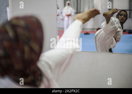 Gaza, den Palästinensischen Gebieten. 03 Okt, 2019. Eine palästinensische Mädchen nimmt Teil an einem Karate Training an Al-Mashtal Akademie für Kampfkünste. Credit: Mohammed Talatene/dpa/Alamy leben Nachrichten Stockfoto