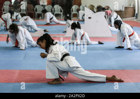 Gaza, den Palästinensischen Gebieten. 03 Okt, 2019. Palästinensische Mädchen nehmen an einem Karate Training an Al-Mashtal Akademie für Kampfkünste. Credit: Mohammed Talatene/dpa/Alamy leben Nachrichten Stockfoto