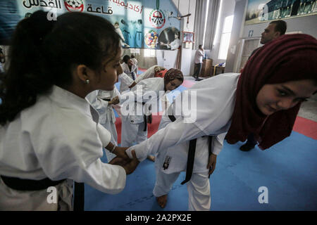 Gaza, den Palästinensischen Gebieten. 03 Okt, 2019. Palästinensische Mädchen nehmen an einem Karate Training an Al-Mashtal Akademie für Kampfkünste. Credit: Mohammed Talatene/dpa/Alamy leben Nachrichten Stockfoto