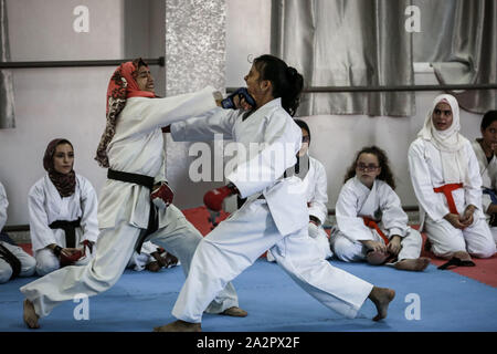 Gaza, den Palästinensischen Gebieten. 03 Okt, 2019. Palästinensische Mädchen konkurrieren während einer Karate Training an Al-Mashtal Akademie für Kampfkünste. Credit: Mohammed Talatene/dpa/Alamy leben Nachrichten Stockfoto