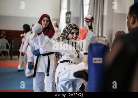 Gaza, den Palästinensischen Gebieten. 03 Okt, 2019. Palästinensische Mädchen nehmen an einem Karate Training an Al-Mashtal Akademie für Kampfkünste. Credit: Mohammed Talatene/dpa/Alamy leben Nachrichten Stockfoto