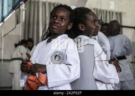 Gaza, den Palästinensischen Gebieten. 03 Okt, 2019. Eine palästinensische Mädchen nimmt Teil an einem Karate Training an Al-Mashtal Akademie für Kampfkünste. Credit: Mohammed Talatene/dpa/Alamy leben Nachrichten Stockfoto