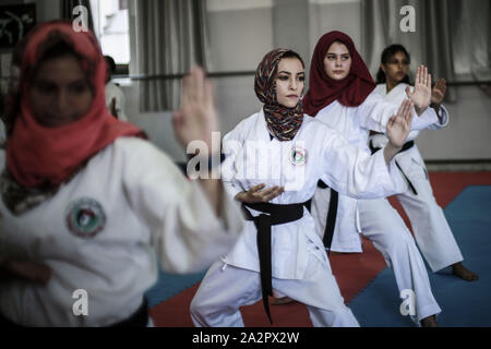 Gaza, den Palästinensischen Gebieten. 03 Okt, 2019. Palästinensische Mädchen nehmen an einem Karate Training an Al-Mashtal Akademie für Kampfkünste. Credit: Mohammed Talatene/dpa/Alamy leben Nachrichten Stockfoto