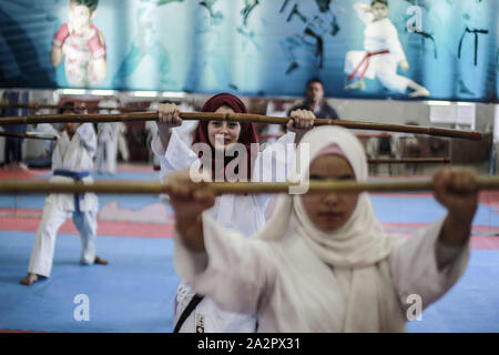 Gaza, den Palästinensischen Gebieten. 03 Okt, 2019. Palästinensische Mädchen nehmen an einem Karate Training an Al-Mashtal Akademie für Kampfkünste. Credit: Mohammed Talatene/dpa/Alamy leben Nachrichten Stockfoto