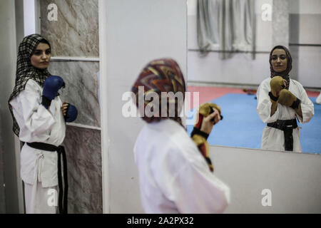 Gaza, den Palästinensischen Gebieten. 03 Okt, 2019. Palästinensische Mädchen nehmen an einem Karate Training an Al-Mashtal Akademie für Kampfkünste. Credit: Mohammed Talatene/dpa/Alamy leben Nachrichten Stockfoto