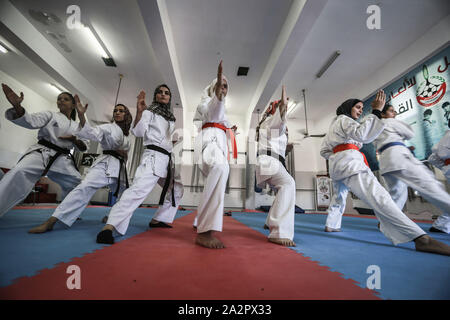 Gaza, den Palästinensischen Gebieten. 03 Okt, 2019. Palästinensische Mädchen nehmen an einem Karate Training an Al-Mashtal Akademie für Kampfkünste. Credit: Mohammed Talatene/dpa/Alamy leben Nachrichten Stockfoto