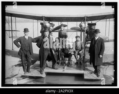 RICHARDSON TANDEM DOPPELDECKER HYDROPLANE am Potomac, April, 1916. GEORGE A. GRAU BEI KONTROLLEN. Links und rechts sind RICHARDSON BRÜDER, DIE DAS FLUGZEUG GEBAUT; 2. VON LINKS IST IHR Onkel, dessen Idee es war Stockfoto
