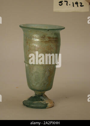 Roman, Becher, 4. Jahrhundert AD, Glas, H.4 1/4 (10,8 cm) Durchm. Bei Rim 2 3/8" (6.1 cm Stockfoto