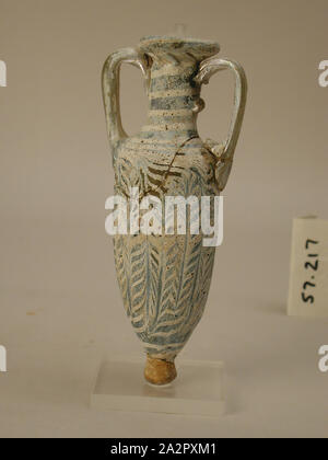 Griechisch, östliches Mittelmeer, Amphoriskos, 2./1. Jahrhundert v. Chr., Glas, Core-gebildet, H.5 9/16 (14,1 cm) Durchmesser w/Handles 2 3/8" (6.0 cm Stockfoto