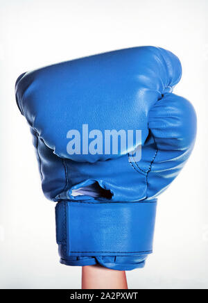 Boxhandschuhe sind blau zu kämpfen. Boxhandschuh auf weißem Hintergrund. Stockfoto