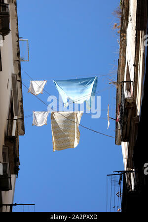 Waschanlagen zwischen zwei europäischen Paläste und blauen Himmel im Hintergrund Stockfoto