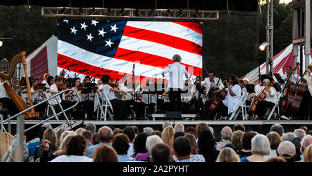 East Islip, New York, USA - 13. Juli 2019: Die lange Insel Concert Orchestra kostenlos bei Nacht unter den Sternen im Heckscher State Park. Stockfoto