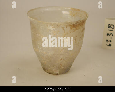 Roman, Becher, 4. Jahrhundert AD, Glas, H 3 1/4" (8.2 cm) Durchmesser 3 1/4" (8.2 cm Stockfoto