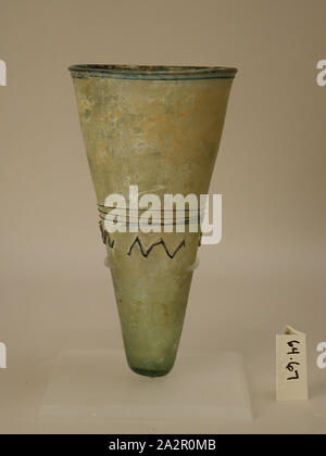 Roman, konische Becher, 4. Jahrhundert AD, Glas, H9 3/8 (23,8 cm) Durchmesser der Felge 4 3/4 (12,1 cm Stockfoto