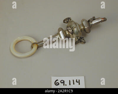 Unbekannt (Englisch), Baby Rattle mit Beißring, 1852/1853, Silber, Perlmutt, 6 1/2 x 2 x 1 3/4 in. (16,5 x 5,1 x 4,4 cm Stockfoto