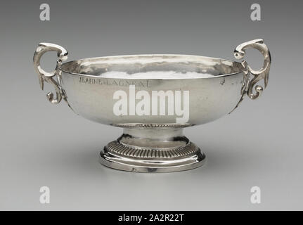 Unbekannt (Französisch), Two-Handled Schale, 18. Jahrhundert, Silber, Gesamt: 3 1/4 x 6 1/4 x 5 Zoll (8,3 × 15,9 × 12,7 cm Stockfoto