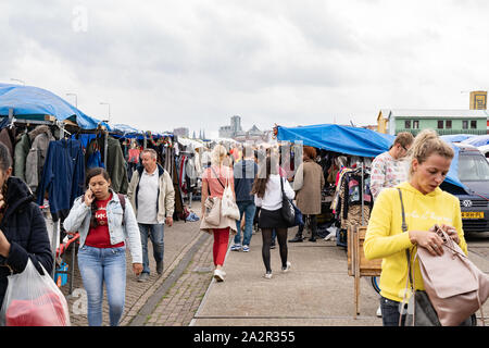 Leute einkaufen bei IJ-Hallen Flohmarkt Stockfoto