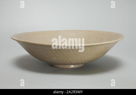 Unbekannt (Chinesisch), Schüssel, 960/1279, Porcelaneous Steinzeug, Höhe: 3 cm. (8,3 cm Stockfoto