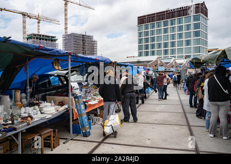 Leute einkaufen bei IJ-Hallen Flohmarkt Stockfoto