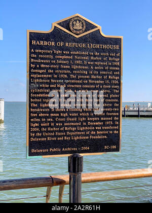 Lewes, Delaware - September 27, 2019 - Hafen der Zuflucht Leuchtturm historische Markierung auf Delaware Bay Waterfront. Stockfoto