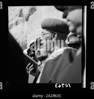 Rabbi Uziel betet zum ersten Mal an der Klagemauer, Nach seiner Inthronisierung, 27. Juni 1939 Stockfoto