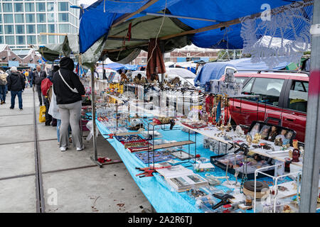 Leute einkaufen bei IJ-Hallen Flohmarkt Stockfoto