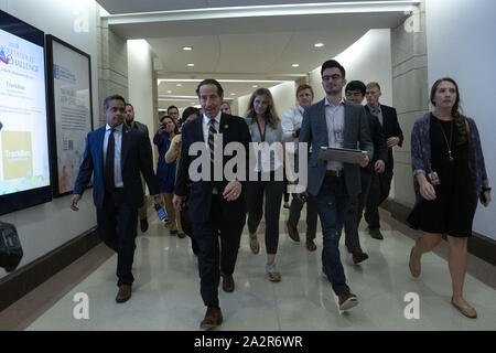 Washington, District of Columbia, USA. 3. Okt, 2019. United States Vertreter Jamie Raskin (Demokrat von Maryland) hinterlässt eine geschlossene Tür hören mit ehemaligen Sonderbeauftragten des State Department in die Ukraine Kurt Volker auf dem Capitol Hill am 3. Oktober 2019. Credit: Stefani Reynolds/CNP/ZUMA Draht/Alamy leben Nachrichten Stockfoto