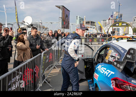 Liverpool, Großbritannien. 3. Okt, 2019. Elfyn Evans arives an Liverpools Pier Head, und seine Fans größte vor Beginn der Wales Rally GB, Kredit: Jason Richardson/Alamy leben Nachrichten Stockfoto