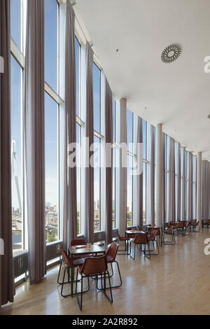 Bar Sitzbereich auf der oberen Etage mit Blick auf Stadt und Erasmus Brücke im Vordergrund. Nieuwe Luxor Theater (Neue Luxor Theater), Rotterdam, Niederlande. Arc Stockfoto