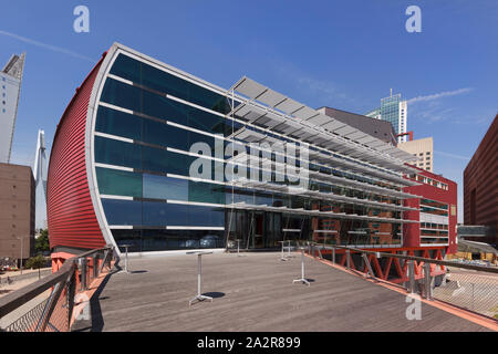 Außenansicht mit Terrasse im Vordergrund und Erasmus Brücke im Hintergrund, gegen den klaren Himmel. Nieuwe Luxor Theater (Neue Luxor Theater), Rotterdam, Net Stockfoto