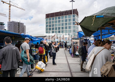 Leute einkaufen bei IJ-Hallen Flohmarkt Stockfoto